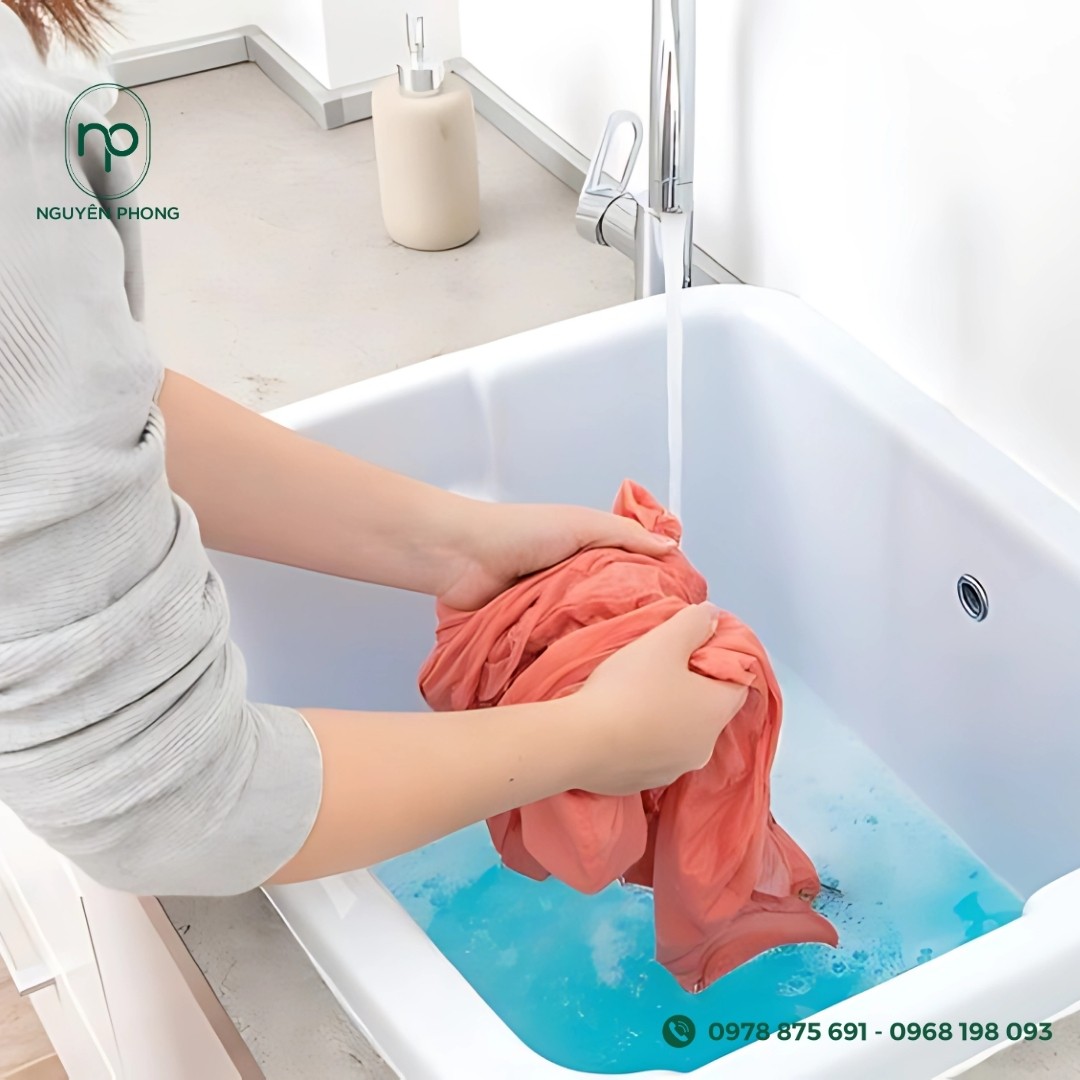 Sử dụng nước lạnh hoặc nước mát với vải in